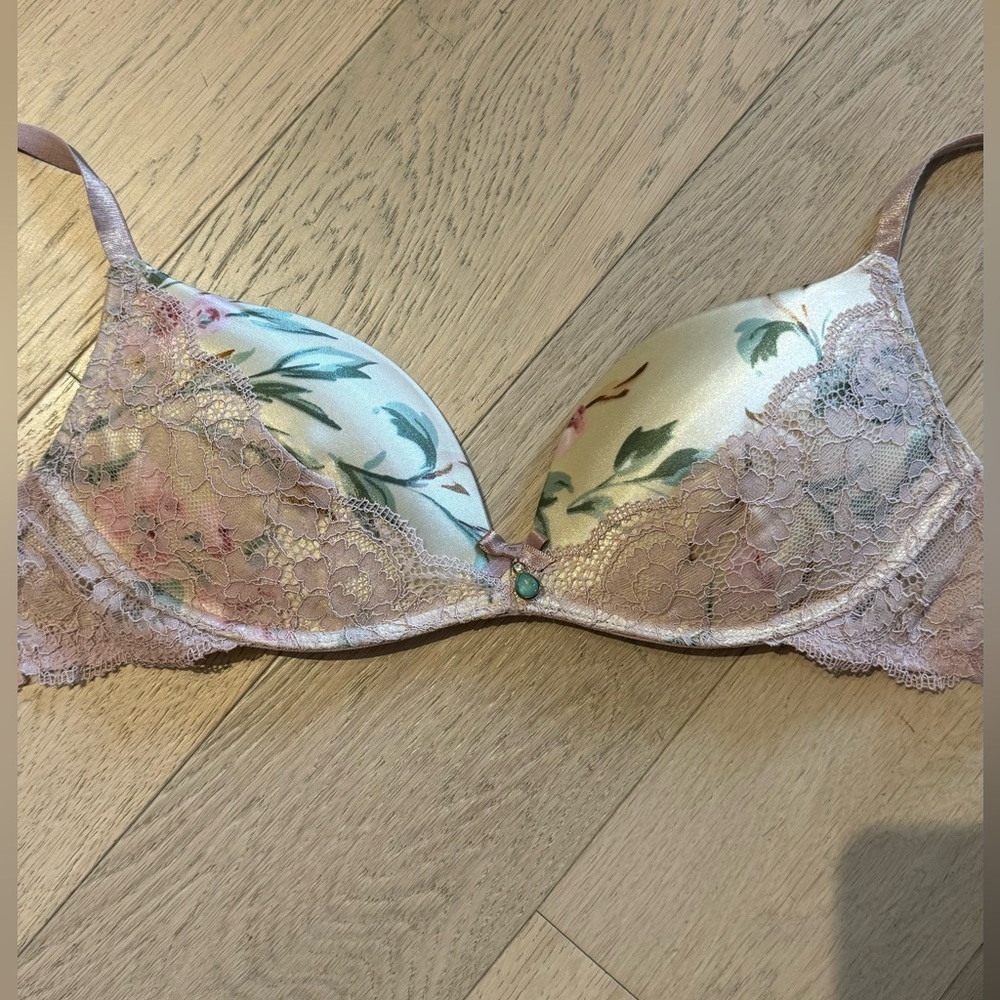 NWOT Intimissimi Bra Sz 36B Push Up